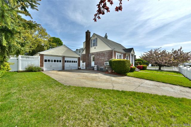 916 Center Drive, Franklin Square, NY 11010