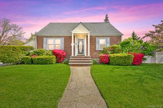 916 Center Drive, Franklin Square, NY 11010