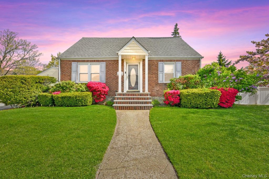 916 Center Drive, Franklin Square, NY 11010