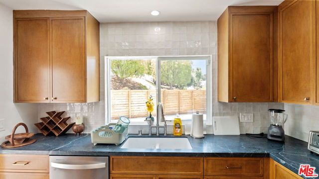5304 Baza Avenue, Los Angeles, CA 91364