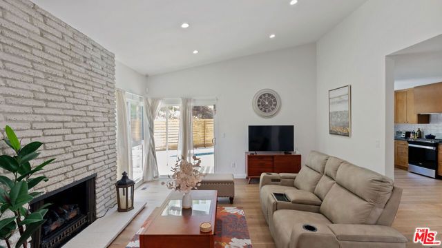 5304 Baza Avenue, Los Angeles, CA 91364
