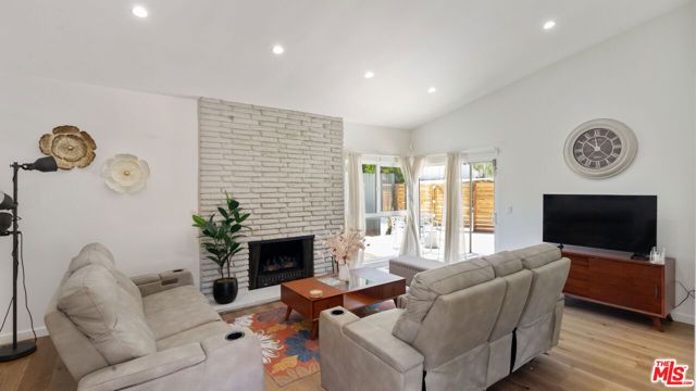 5304 Baza Avenue, Los Angeles, CA 91364