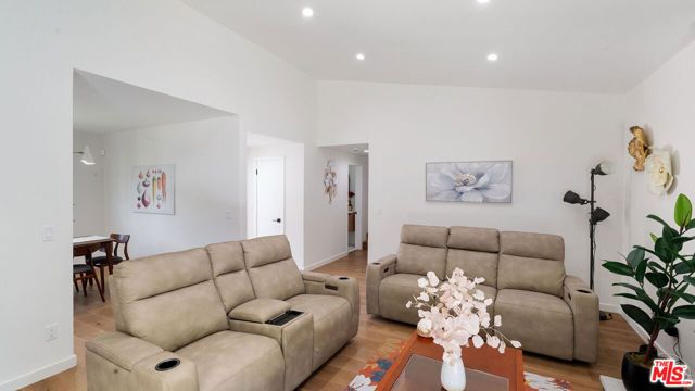 5304 Baza Avenue, Los Angeles, CA 91364