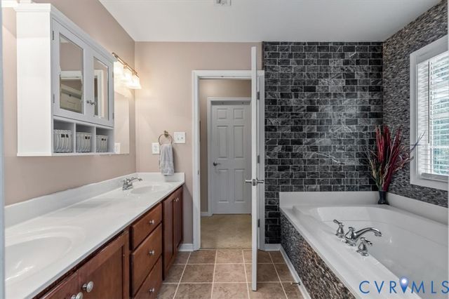 5500 Quarter Horse Ln, Moseley, VA 23120