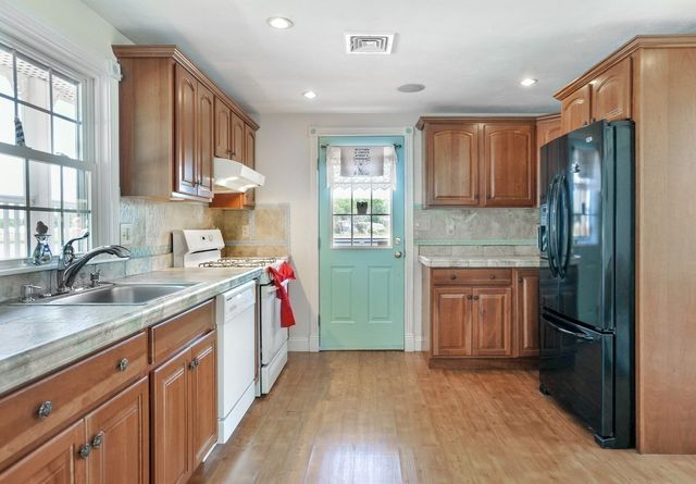 5 Seminole Ave, Weymouth, MA 02188