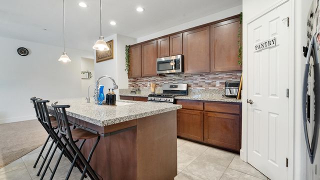 2234 S Oakhurst Court, Visalia, CA 93292