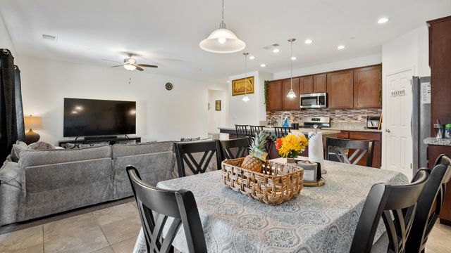 2234 S Oakhurst Court, Visalia, CA 93292