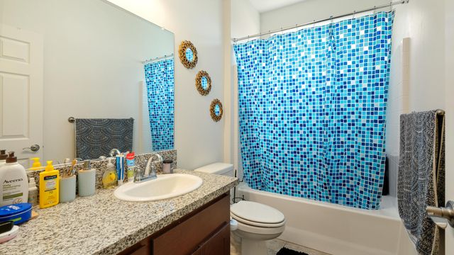 2234 S Oakhurst Court, Visalia, CA 93292