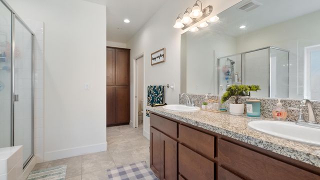 2234 S Oakhurst Court, Visalia, CA 93292