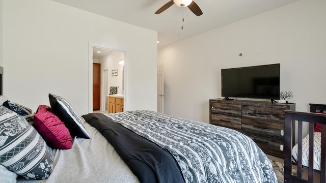 2234 S Oakhurst Court, Visalia, CA 93292