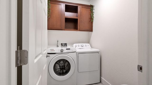 2234 S Oakhurst Court, Visalia, CA 93292