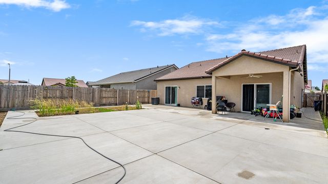 2234 S Oakhurst Court, Visalia, CA 93292