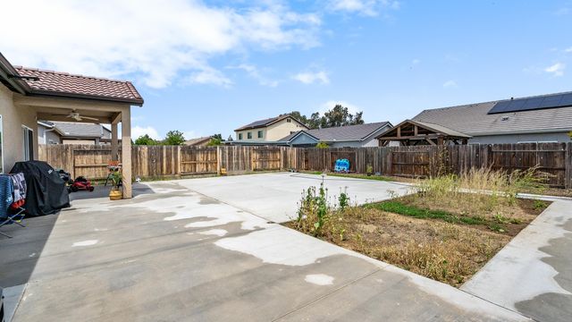 2234 S Oakhurst Court, Visalia, CA 93292
