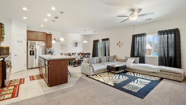 2234 S Oakhurst Court, Visalia, CA 93292