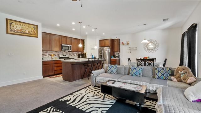 2234 S Oakhurst Court, Visalia, CA 93292