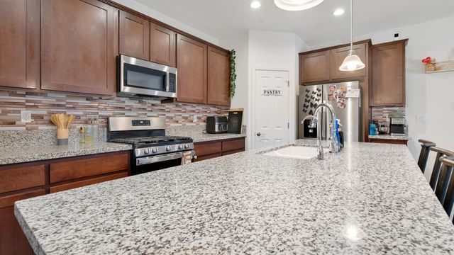 2234 S Oakhurst Court, Visalia, CA 93292