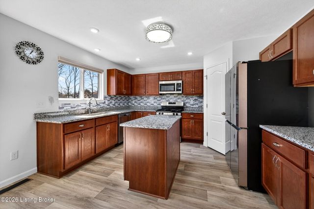 17812 Bridle Run Dr, Louisville, KY 40245