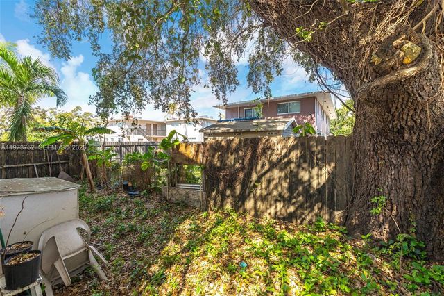 1613 NW 16th Street E E, Miami, FL 33125