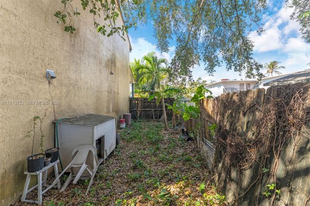 1613 NW 16th Street E E, Miami, FL 33125