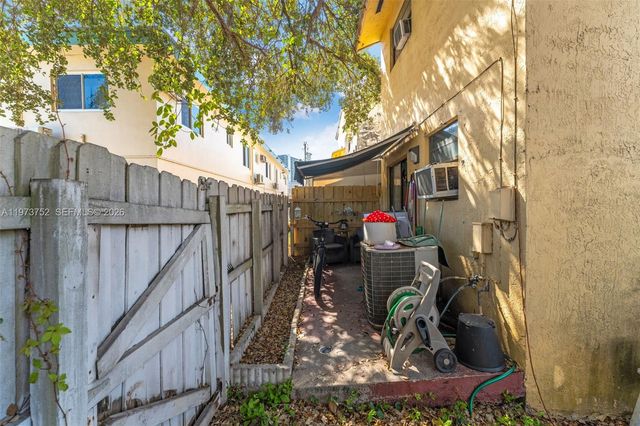 1613 NW 16th Street E E, Miami, FL 33125