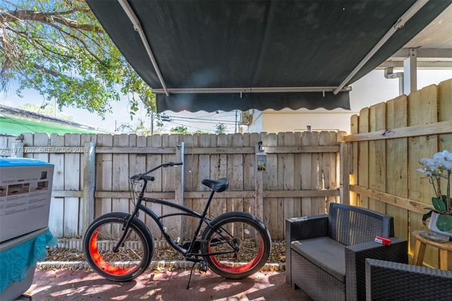 1613 NW 16th Street E E, Miami, FL 33125