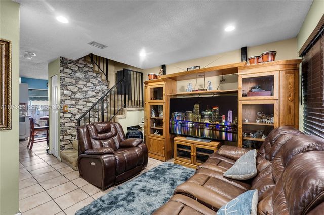 1613 NW 16th Street E E, Miami, FL 33125