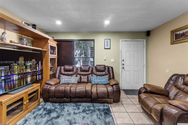 1613 NW 16th Street E E, Miami, FL 33125