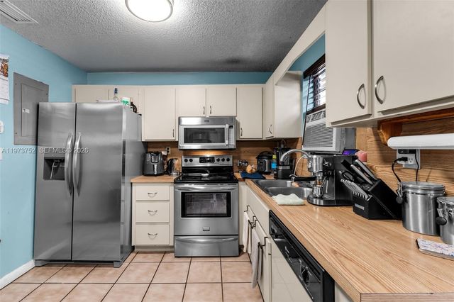 1613 NW 16th Street E E, Miami, FL 33125