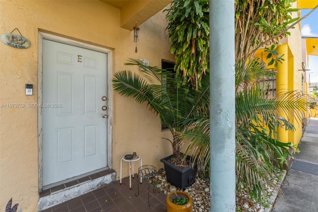 1613 NW 16th Street E E, Miami, FL 33125