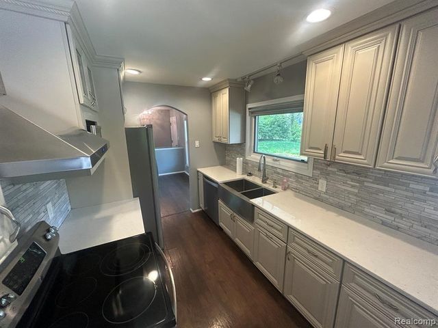 5303 W Briarcliff Knoll Drive, West Bloomfield, MI 48322