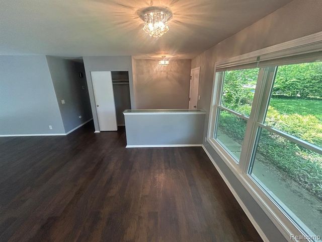 5303 W Briarcliff Knoll Drive, West Bloomfield, MI 48322