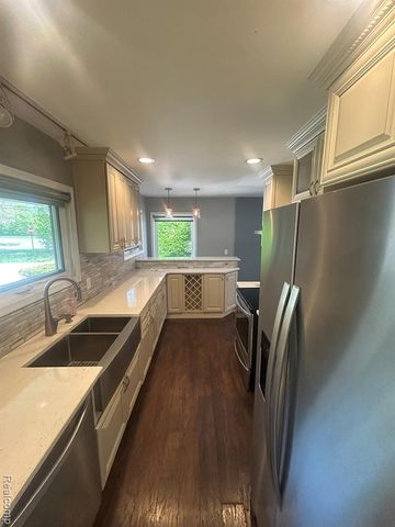5303 W Briarcliff Knoll Drive, West Bloomfield, MI 48322
