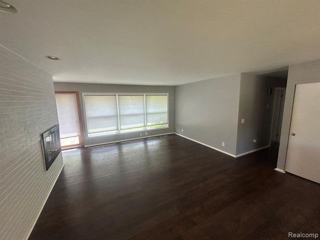 5303 W Briarcliff Knoll Drive, West Bloomfield, MI 48322