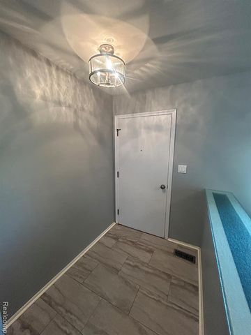 5303 W Briarcliff Knoll Drive, West Bloomfield, MI 48322