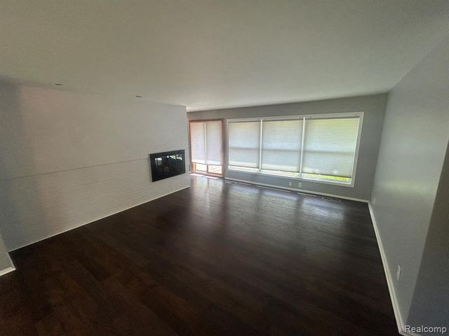 5303 W Briarcliff Knoll Drive, West Bloomfield, MI 48322