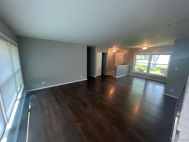 5303 W Briarcliff Knoll Drive, West Bloomfield, MI 48322