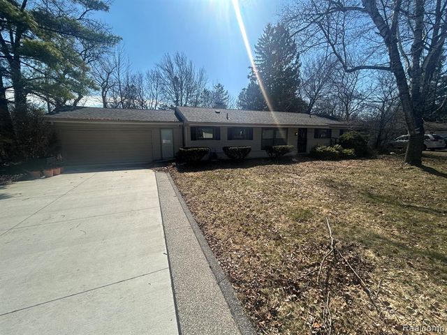 5303 W Briarcliff Knoll Drive, West Bloomfield, MI 48322