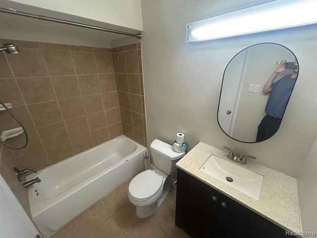 5303 W Briarcliff Knoll Drive, West Bloomfield, MI 48322