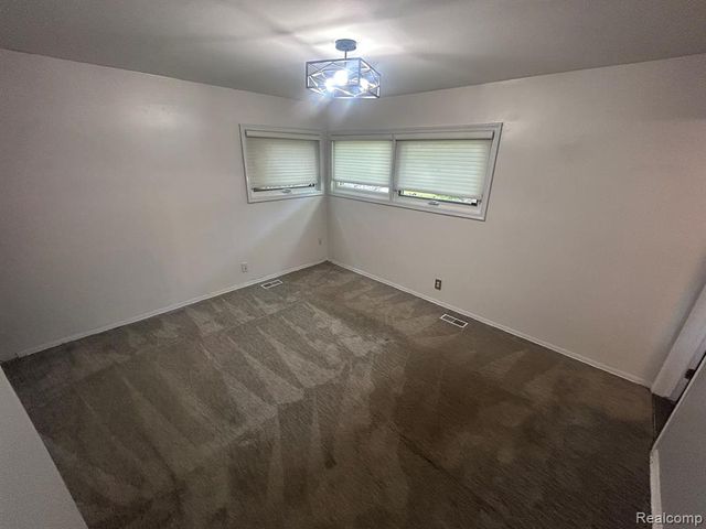 5303 W Briarcliff Knoll Drive, West Bloomfield, MI 48322