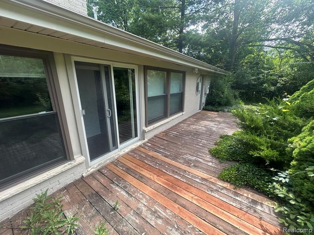 5303 W Briarcliff Knoll Drive, West Bloomfield, MI 48322