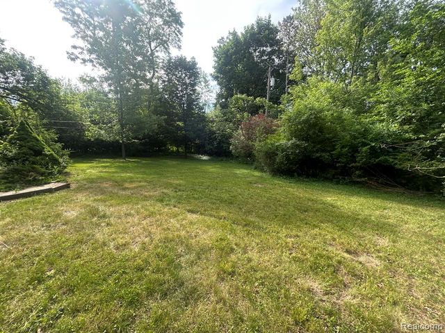 5303 W Briarcliff Knoll Drive, West Bloomfield, MI 48322