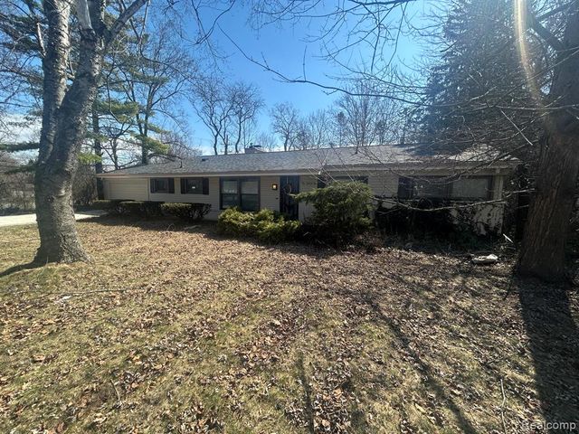5303 W Briarcliff Knoll Drive, West Bloomfield, MI 48322