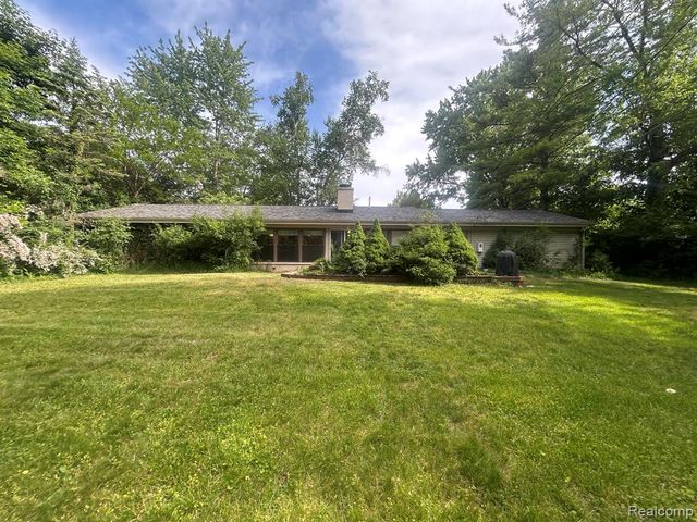 5303 W Briarcliff Knoll Drive, West Bloomfield, MI 48322