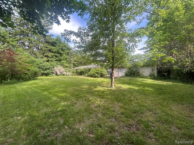 5303 W Briarcliff Knoll Drive, West Bloomfield, MI 48322