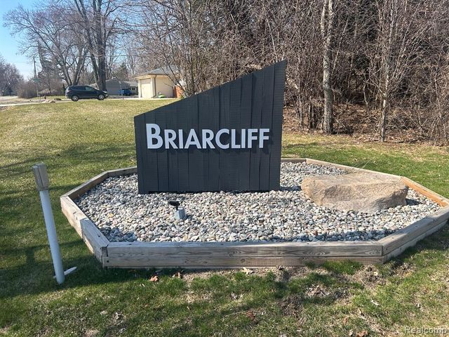 5303 W Briarcliff Knoll Drive, West Bloomfield, MI 48322