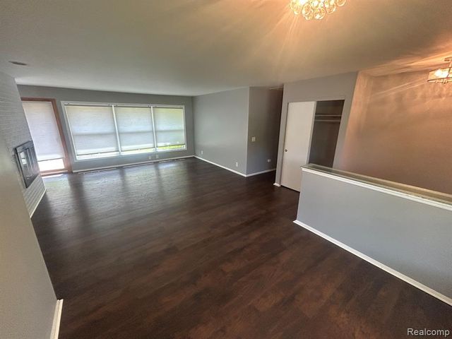 5303 W Briarcliff Knoll Drive, West Bloomfield, MI 48322