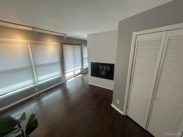 5303 W Briarcliff Knoll Drive, West Bloomfield, MI 48322