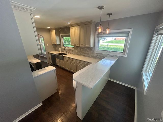 5303 W Briarcliff Knoll Drive, West Bloomfield, MI 48322