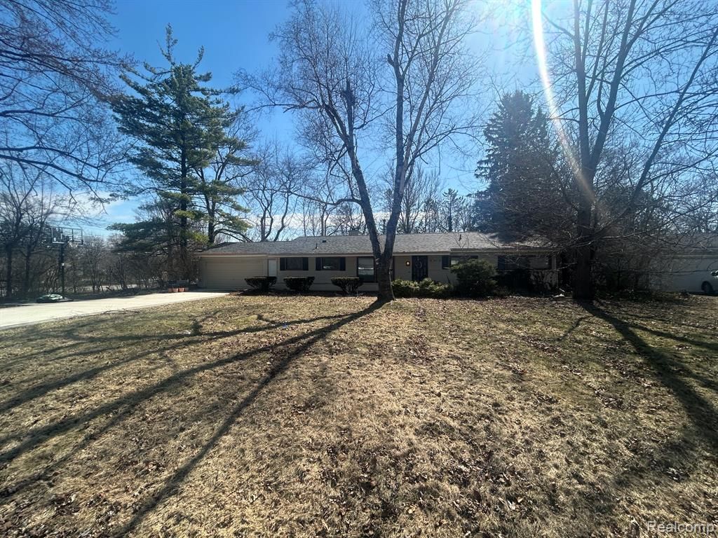 5303 W Briarcliff Knoll Drive, West Bloomfield, MI 48322