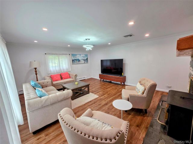 84 W Pine Road, Staatsburg, NY 12580